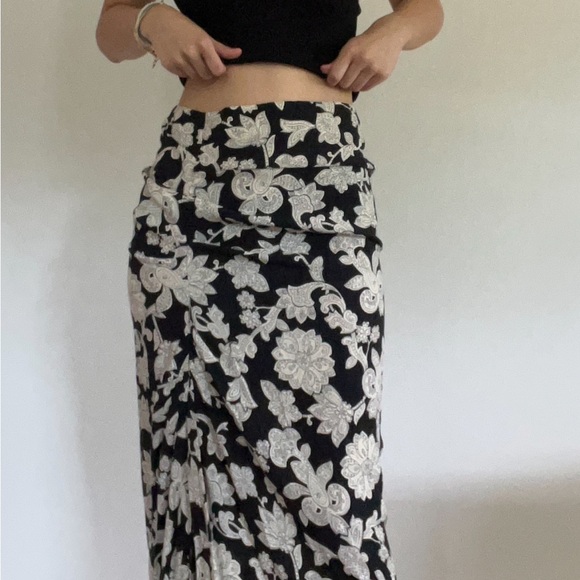 Zara Dresses & Skirts - ZARA BLACK AND CREAM FLORAL PRINT ASYMMETRICAL MIDI SKIRT /Size XS